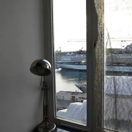 Harbour View With Terrace Sleep Up To 4 *